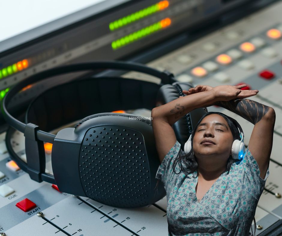 “Sony WH-1000XM6 noise-canceling headphones”, “Best ANC headphones 2025”, “AirPods Max 2 silver”