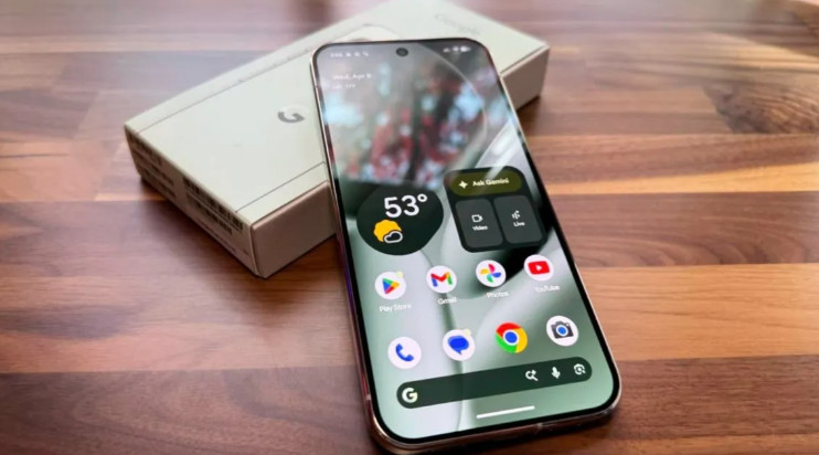 Google Pixel 10 Pro review product photo for Numerello on a modern desk showcasing the camera visor, LTPO OLED display, and Tensor G5 silicon callouts.