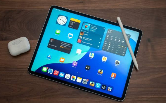 iPad Air M3 review product photo for Numerello showcasing 11-inch and 13-inch Liquid Retina displays, M3 chip, and Apple Pencil Pro callouts.