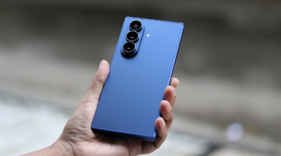 Samsung Galaxy Z Fold 7 review product photo for Numerello showcasing the zero-gap hinge, Dynamic AMOLED 2X display, and Snapdragon 8 Gen 5 efficiency callouts on a modern office desk.