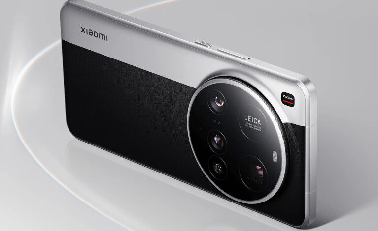 Xiaomi 15 Ultra review product photo for Numerello showcasing the Leica quad-camera array, ceramic build, and 90W HyperCharge callouts on a modern desk.